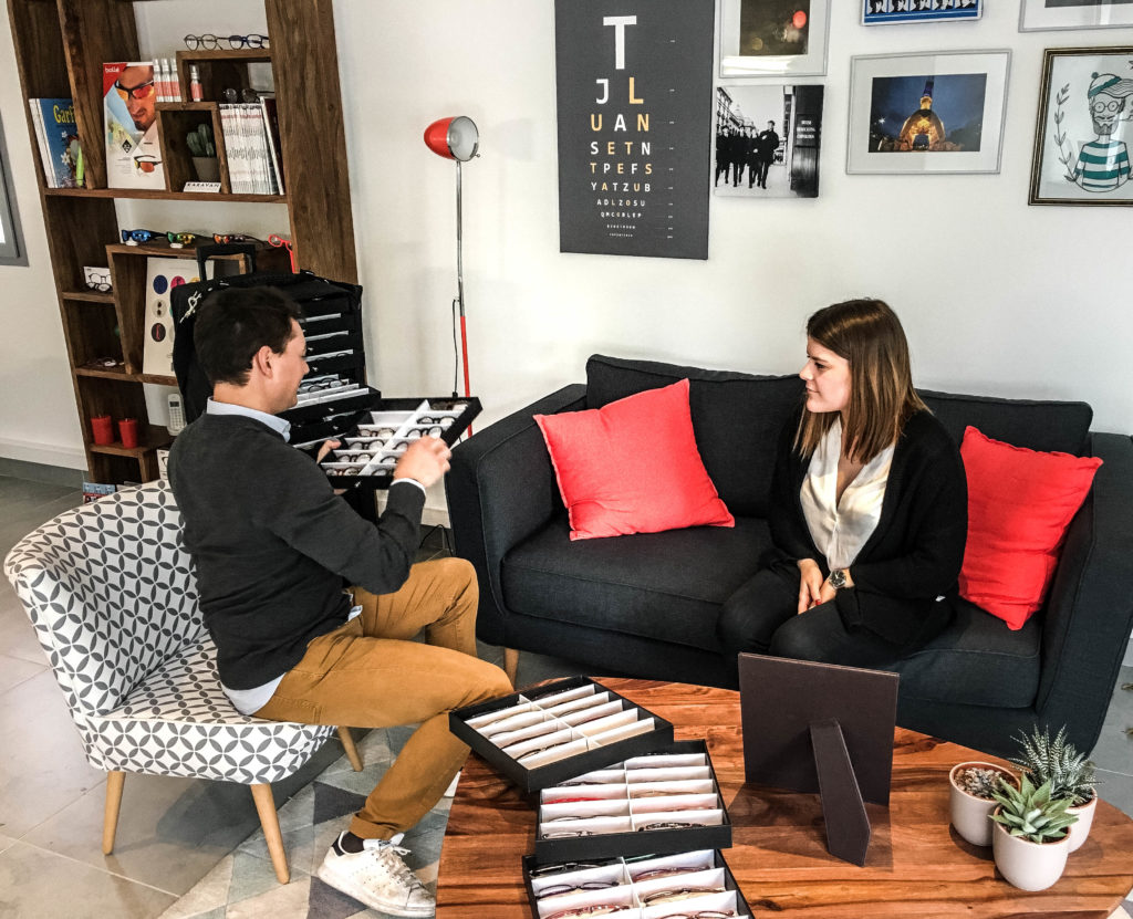 opticien à domicile en rendez-vous avec une cliente