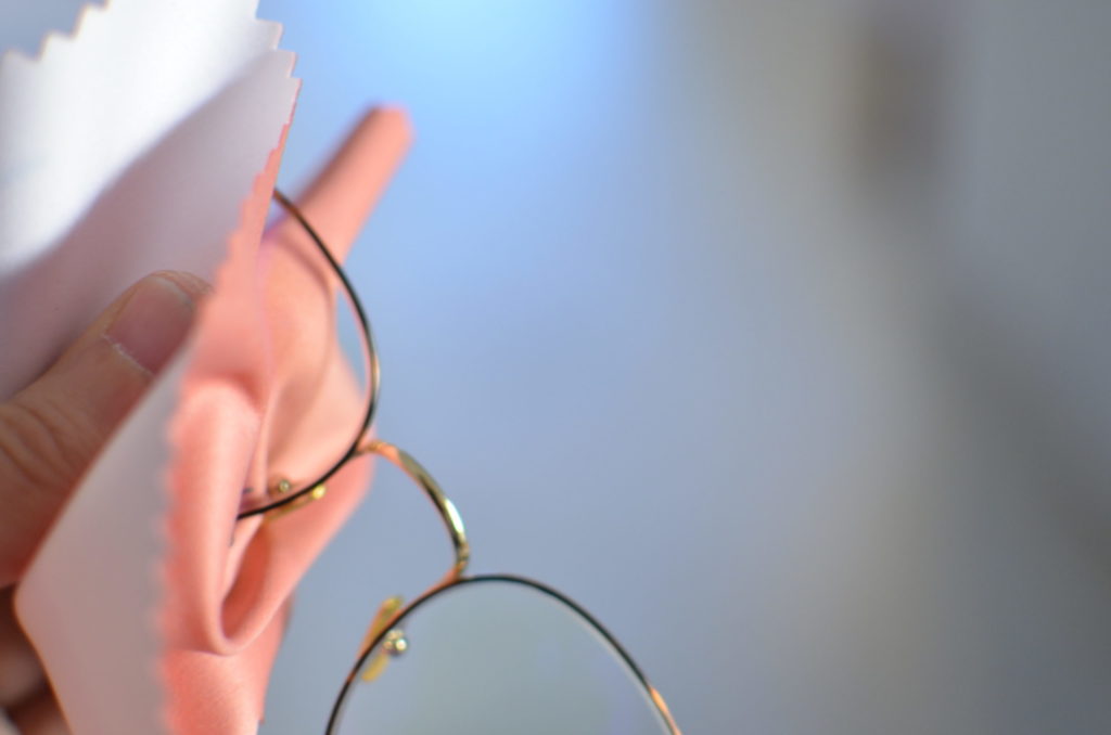 Bien nettoyer ses lunettes avec sa microfibre